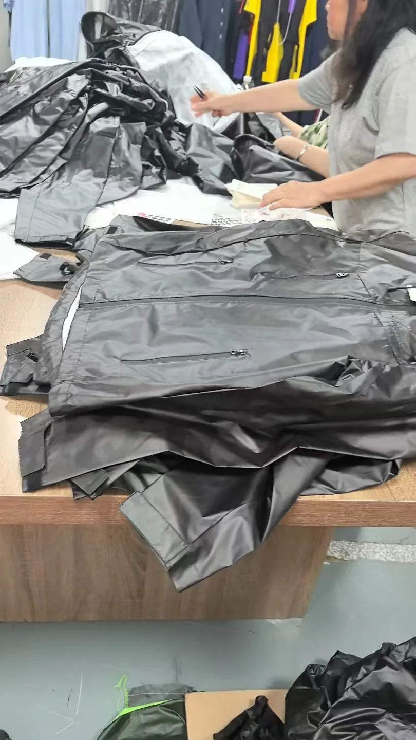 작업대에서 윈드브레이커를 정리하는 생산 현장